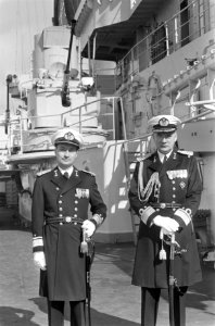 Bevelsoverdracht aan boord van Hr. Ms. De Ruyter in Den Helder van eskader van, Bestanddeelnr 925-4810