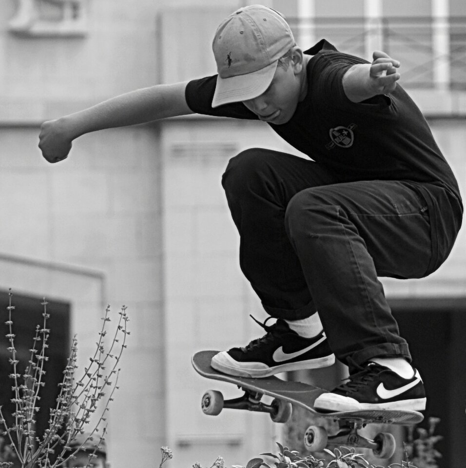 Skateboard man pet