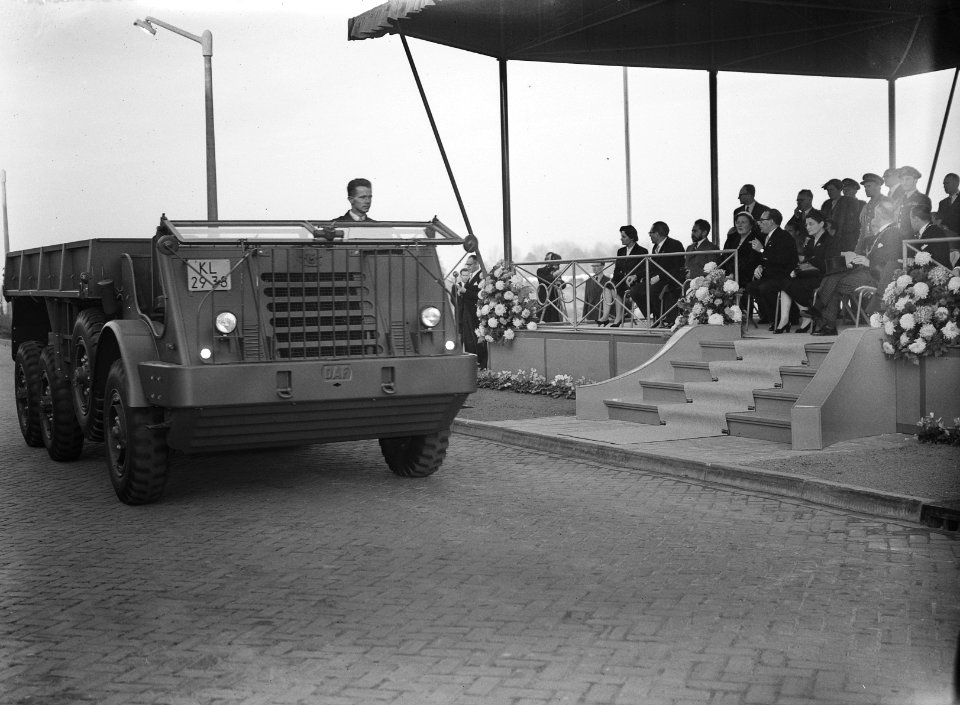Bezoek van koningin Juliana, prins Bernhard en keizer Selassie aan de DAF Fabrie, Bestanddeelnr 906-8307