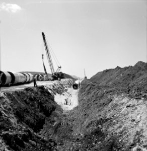 Bevloeiingsproject in de Negevwoestijn Buizen en een dragline bij een greppel v, Bestanddeelnr 255-4769