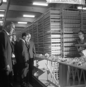 Bezoek van het Thailandse koningspaar aan Philips, rondga door de fabriek, Bestanddeelnr 911-7126