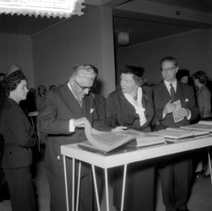 Bezoek van koningin Juliana aan de tentoonstelling Perzische miniaturen, Bestanddeelnr 908-9856
