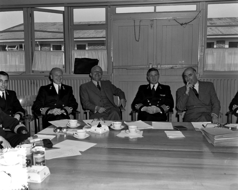 Bezoek van ir. C. Staf, minister van Oorlog en Marine, en de schout-bij-nacht Mo, Bestanddeelnr 904-7177