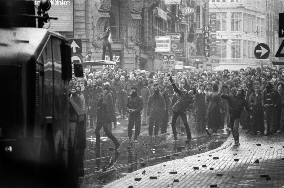 Betogers in de Leidsestraat met vooraan links een waterkanon, Bestanddeelnr 931-3113