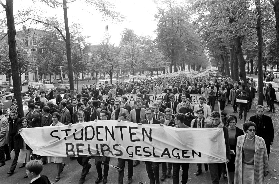 Betogende studenten lopen met spandoeken met het opschrift Studenten Beurs Ges, Bestanddeelnr 919-6088