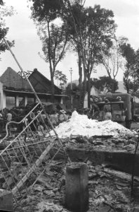 Bevolking dromt samen rond de militaire voertugen Op de voorgrond puin van een , Bestanddeelnr 395-5-5