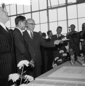 Bezoek van het Thailandse koningspaar aan Philips, rondga door de fabriek, Bestanddeelnr 911-7135