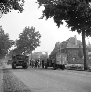 Bevolking verwelkomt legereenheden van de Irish Guards, Bestanddeelnr 255-9028