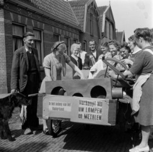Bevrijding. Amsterdam. Straatbeelden oud metaal en lompen word met handkar opge, Bestanddeelnr 900-3174