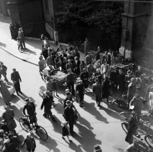 Bevrijding van Den Haag Ziekentransport per handkar, Bestanddeelnr 900-2879