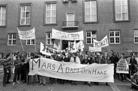 Betogende studenten bij het ministerie van OKW, Bestanddeelnr 919-6099