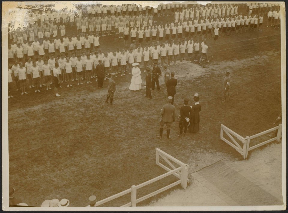 Bezoek van H.M. Koningin Wilhelmina aan een sportfeest., Bestanddeelnr 158-2126