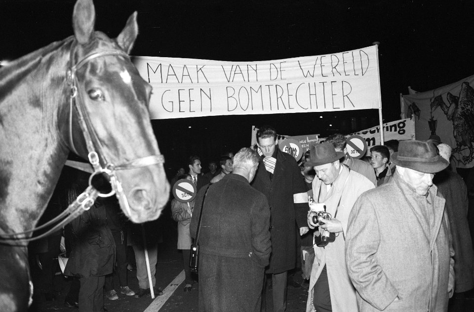Betogers met spandoeken tijdens een anti-atoombomdemonstratie in Den Haag, Bestanddeelnr 913-1091