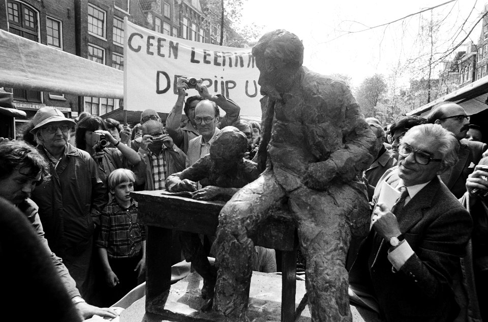 Betogers met spandoeken, o.a. Geen leerkracht de Pijp uit, Bestanddeelnr 930-3149