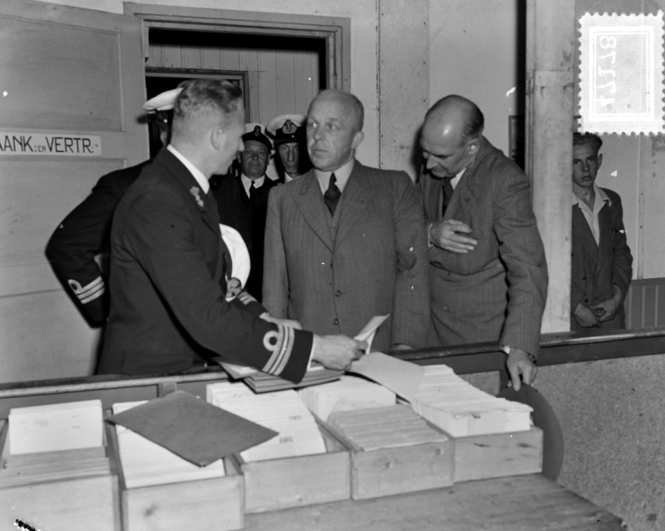 Bezoek van ir. C. Staf, minister van Oorlog en Marine, en de schout-bij-nacht Mo, Bestanddeelnr 904-7178