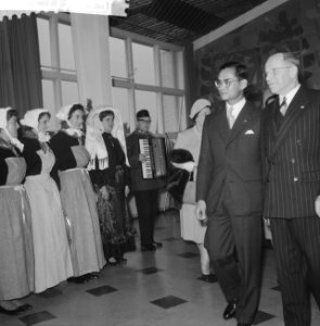 Bezoek van het Thailandse koningspaar aan Philips, rondga door de fabriek, Bestanddeelnr 911-7136