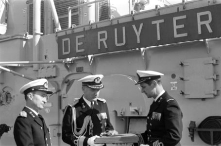 Bevelsoverdracht aan boord van Hr. Ms. De Ruyter in Den Helder van eskader van, Bestanddeelnr 925-4808