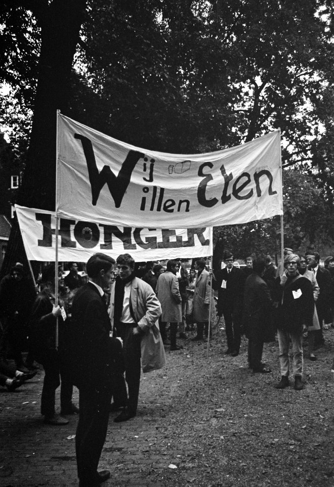 Betogende studenten lopen met spandoeken met diversen opschriften, Bestanddeelnr 919-6037