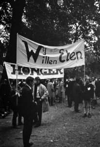 Betogende studenten lopen met spandoeken met diversen opschriften, Bestanddeelnr 919-6037