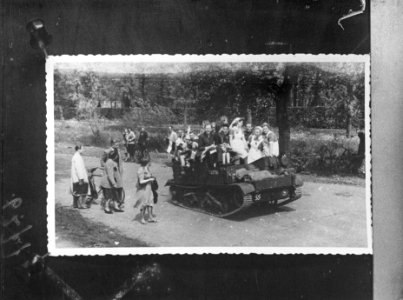 Bevrijdingsbeelden Verpleegsters en burgers op een bren-carrier (Amersfoort), Bestanddeelnr 900-6276
