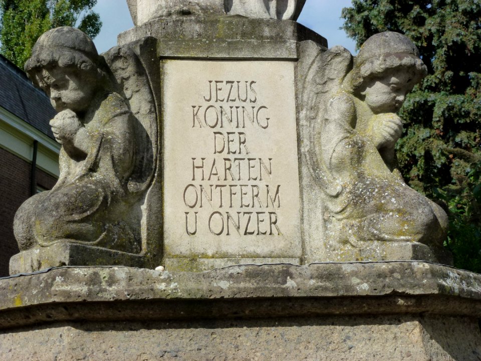 Beuningen (Gld) H.Hartbeeld, sokkel (02)