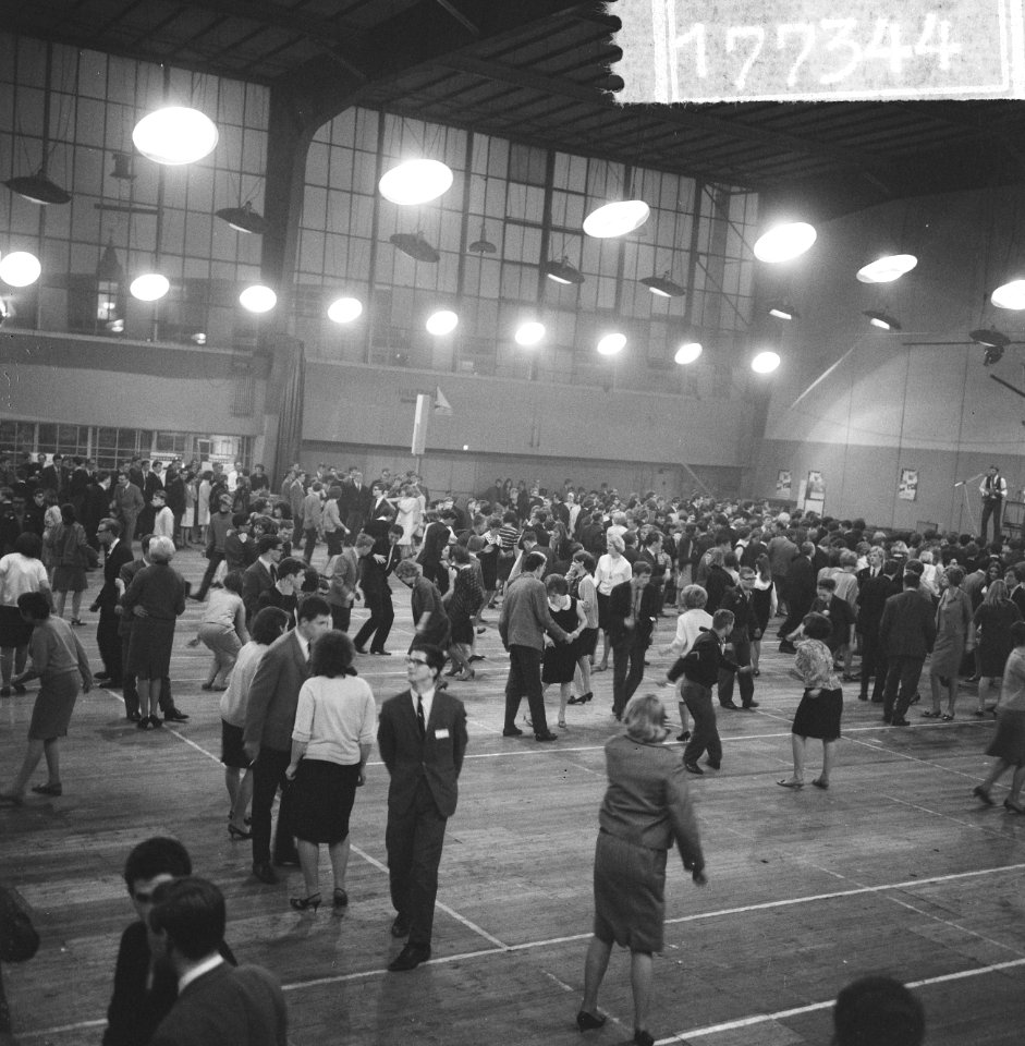 Bevrijdingsbal in de Apollohal te Amsterdam, overzicht van de zaal, Bestanddeelnr 917-7344
