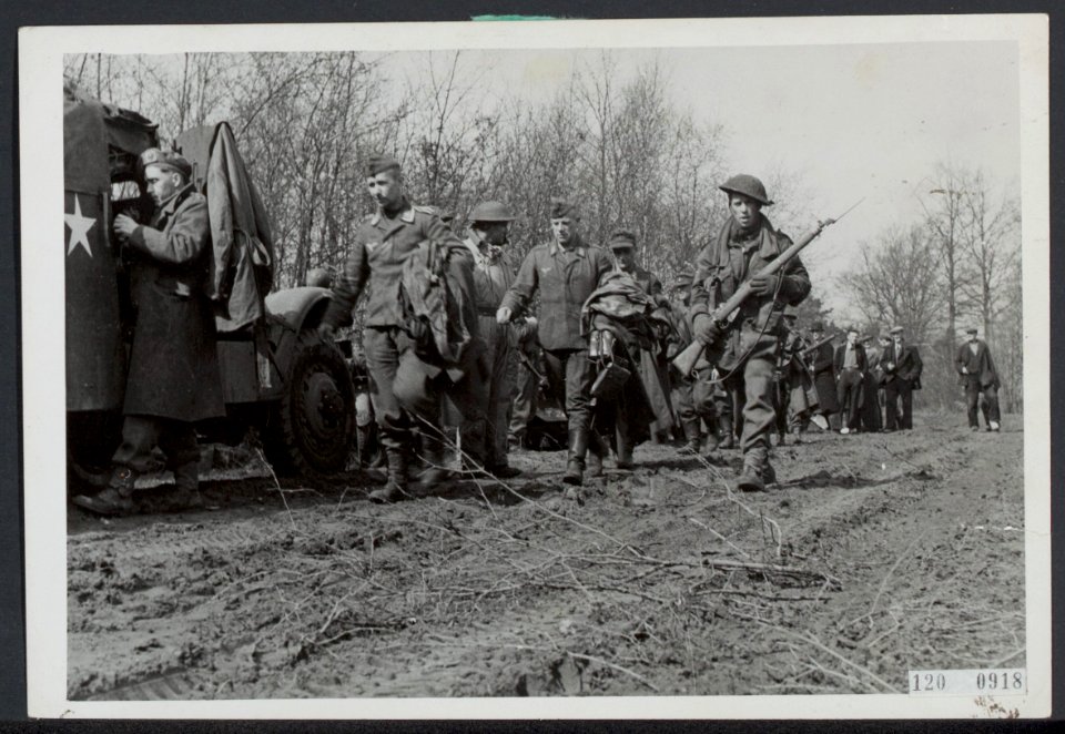 Bevrijding 1945. Geallieerde troepen brengen Duitse krijgsgevangen tijdens de op, Bestanddeelnr 120-0918