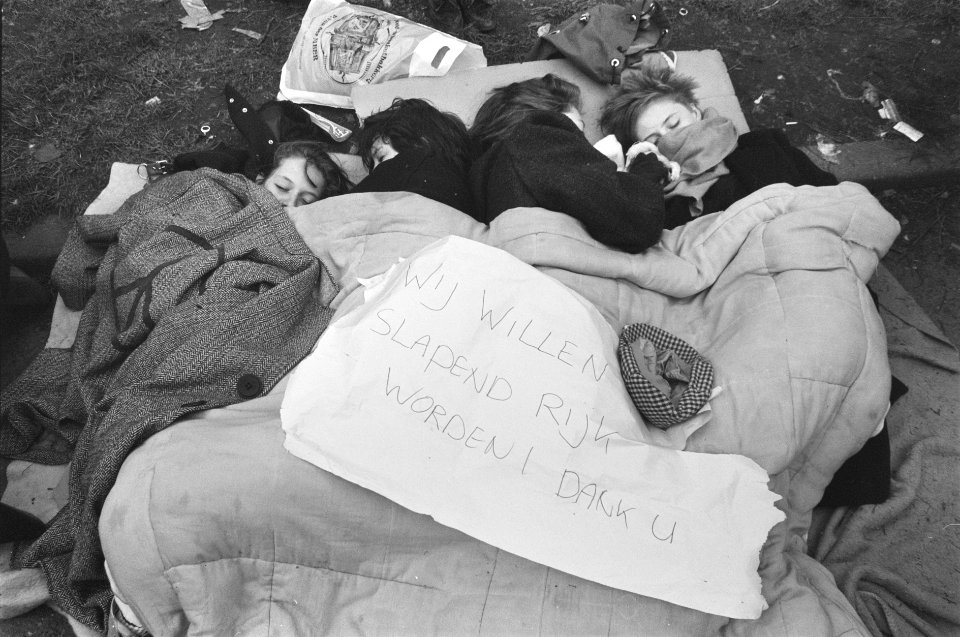 Bevrijdingsdag, slapend rijk worden in Vondelpark, Bestanddeelnr 933-9699
