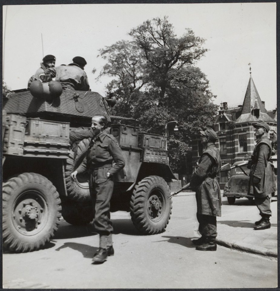 Bevrijding van Amersfoort. Britse pantserwagens na de capitulatie bekeken door (, Bestanddeelnr 512 094