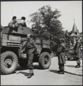 Bevrijding van Amersfoort. Britse pantserwagens na de capitulatie bekeken door (, Bestanddeelnr 512 094