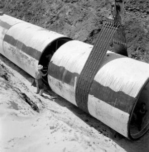 Bevloeiingsproject in de Negevwoestijn Buizen worden met een dragline in een gr, Bestanddeelnr 255-4776