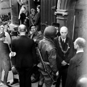 Bevrijding van Den Haag Burgemeester de Monchy (met ambtsketen) ontvangt Canade, Bestanddeelnr 900-2884