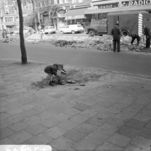 Bevrijdingsdag, jongetje met vlag in het zand, Bestanddeelnr 919-1346