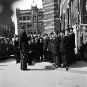 Bevrijding van Den Haag Optreden van het Matrozenkoor voor het oude Stadhuis, Bestanddeelnr 900-2876