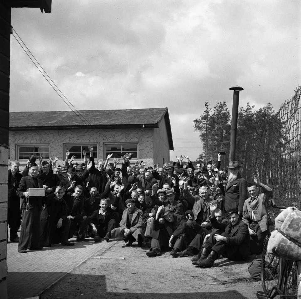 Bevrijding van het concentratiekamp te Amersfoort Alle gevangenen van het kamp , Bestanddeelnr 900-2829