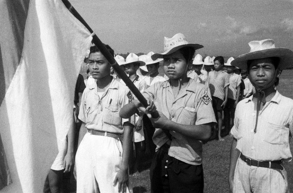 Bevolking staat aangetreden. Indonesische jongens van een jongerenorganisatie S, Bestanddeelnr 911