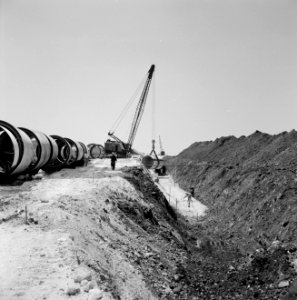 Bevloeiingsproject in de Negevwoestijn. Buizen en een dragline bij een greppel v, Bestanddeelnr 255-4771
