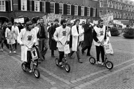 Betogingen, bezuinigingen, wetenschappelijk onderwijs, autopeds, Bestanddeelnr 932-5198