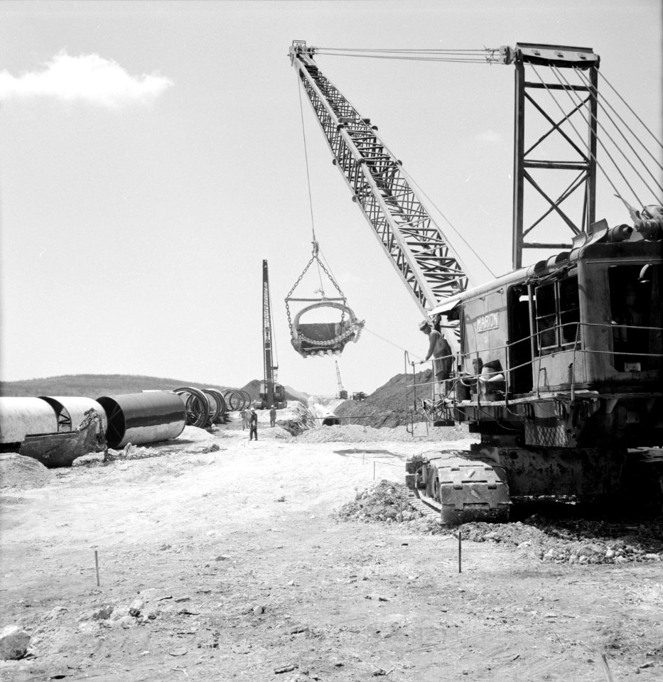 Bevloeiingsproject in de Negevwoestijn Buizen en enkele draglines bij een grepp, Bestanddeelnr 255-4766