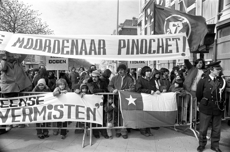 Betogers demonstreren tegen de grootschalige verdwijningen van politieke tegenst, Bestanddeelnr 929-1319