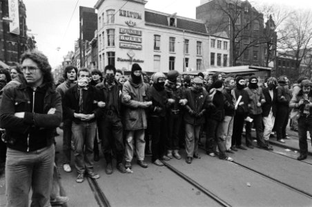 Betogers vormen een menselijke barricade, Bestanddeelnr 931-3116