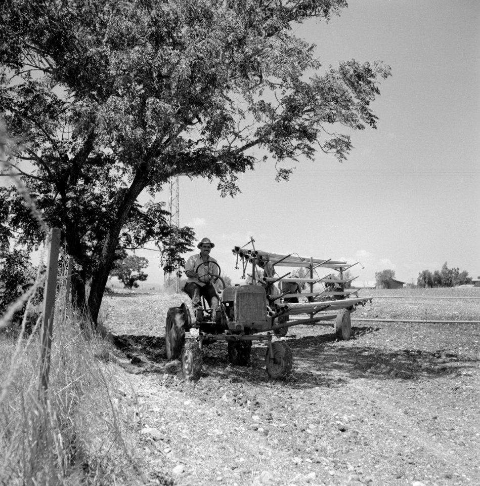 Bevloeiingswerken in Galilea Een man op een tractor met sproeiwagen bij een boo, Bestanddeelnr 255-4811