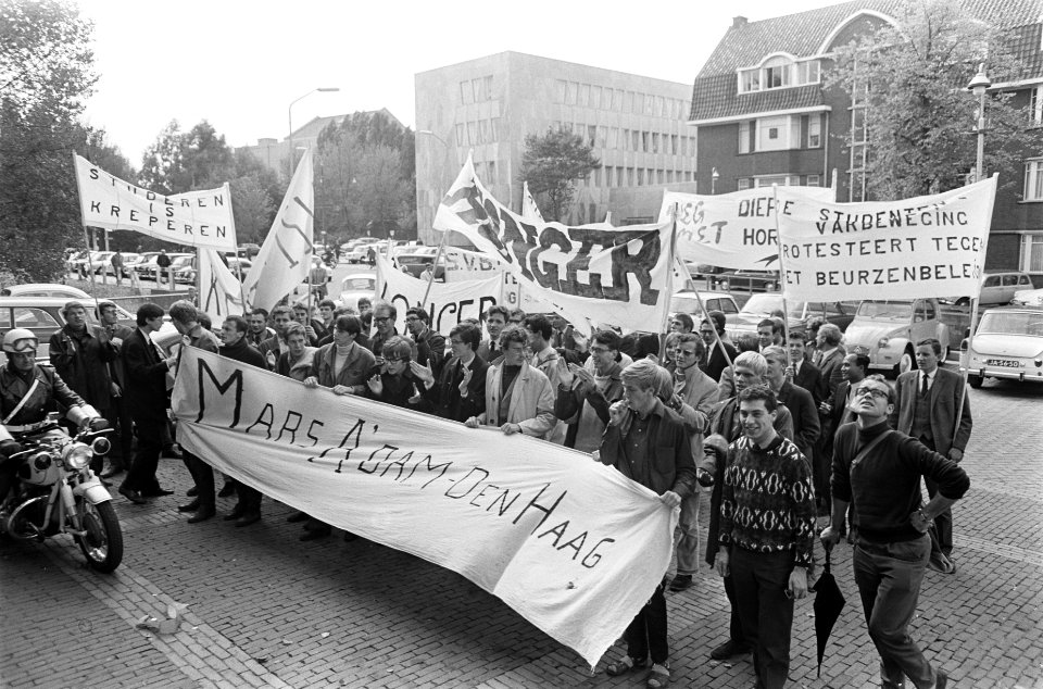 Betogende studenten ariveren bij het ministerie van OKW, Bestanddeelnr 919-6097