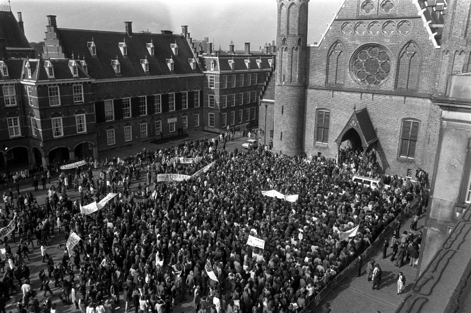 Betogers op het Binnenhof in Den Haag o.a. tegen de voorgenomen verhoging van he, Bestanddeelnr 925-6272