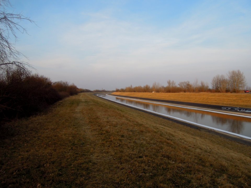 Betonelster bzw. Weiße Elster nahe der Knautnaundorfer Elsterbrücke Anfang März 2018
