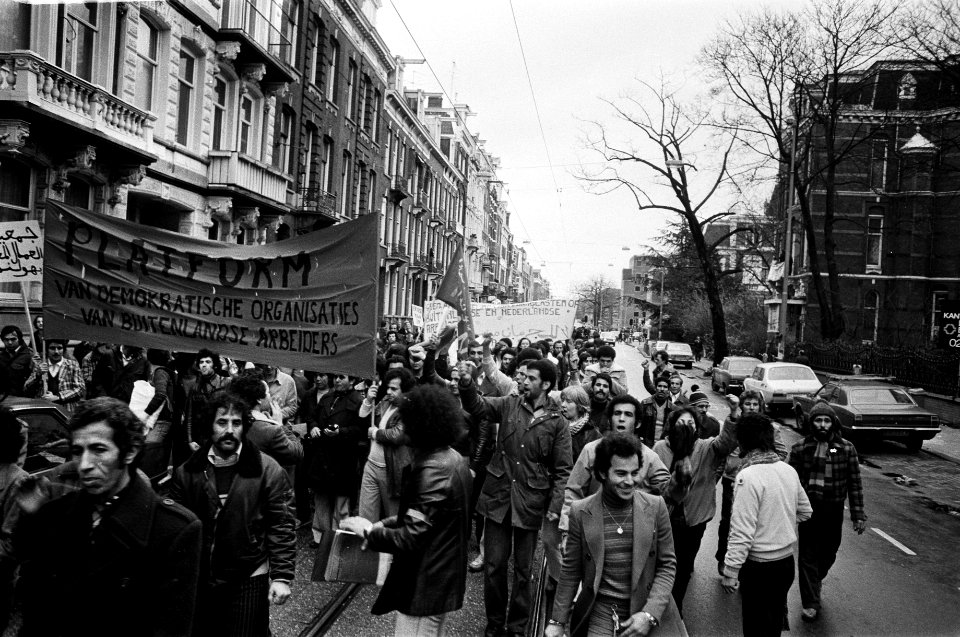 Betogers met spandoeken, o.a. Platform van demokratische organisaties van buite, Bestanddeelnr 930-5761
