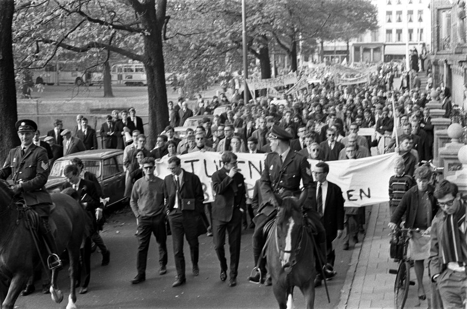 Betogende studenten lopen met spandoeken door Den Haag, Bestanddeelnr 919-6096