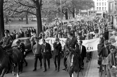 Betogende studenten lopen met spandoeken door Den Haag, Bestanddeelnr 919-6096