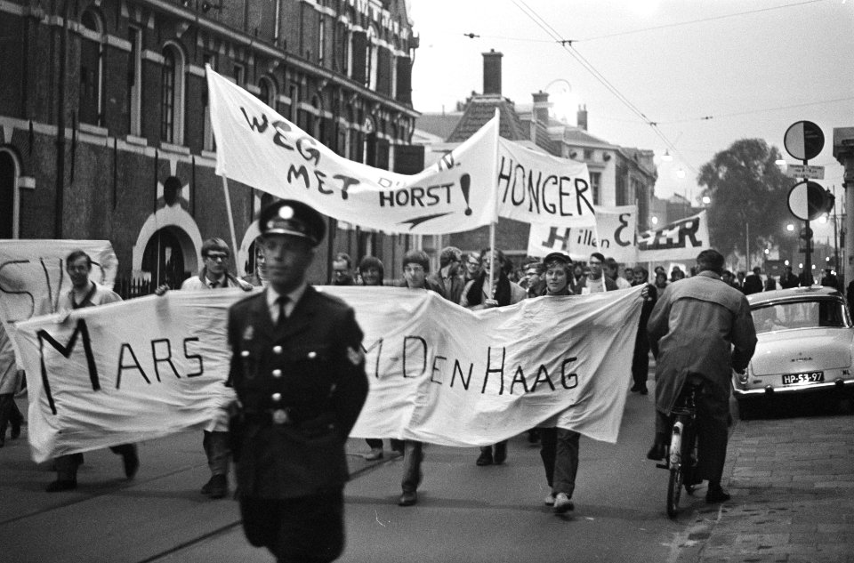 Betogende studenten lopen met spandoeken met diversen opschriften, Bestanddeelnr 919-6035
