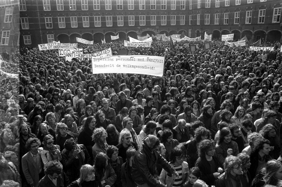 Betogers op het Binnenhof in Den Haag o.a. tegen de voorgenomen verhoging van he, Bestanddeelnr 925-6275